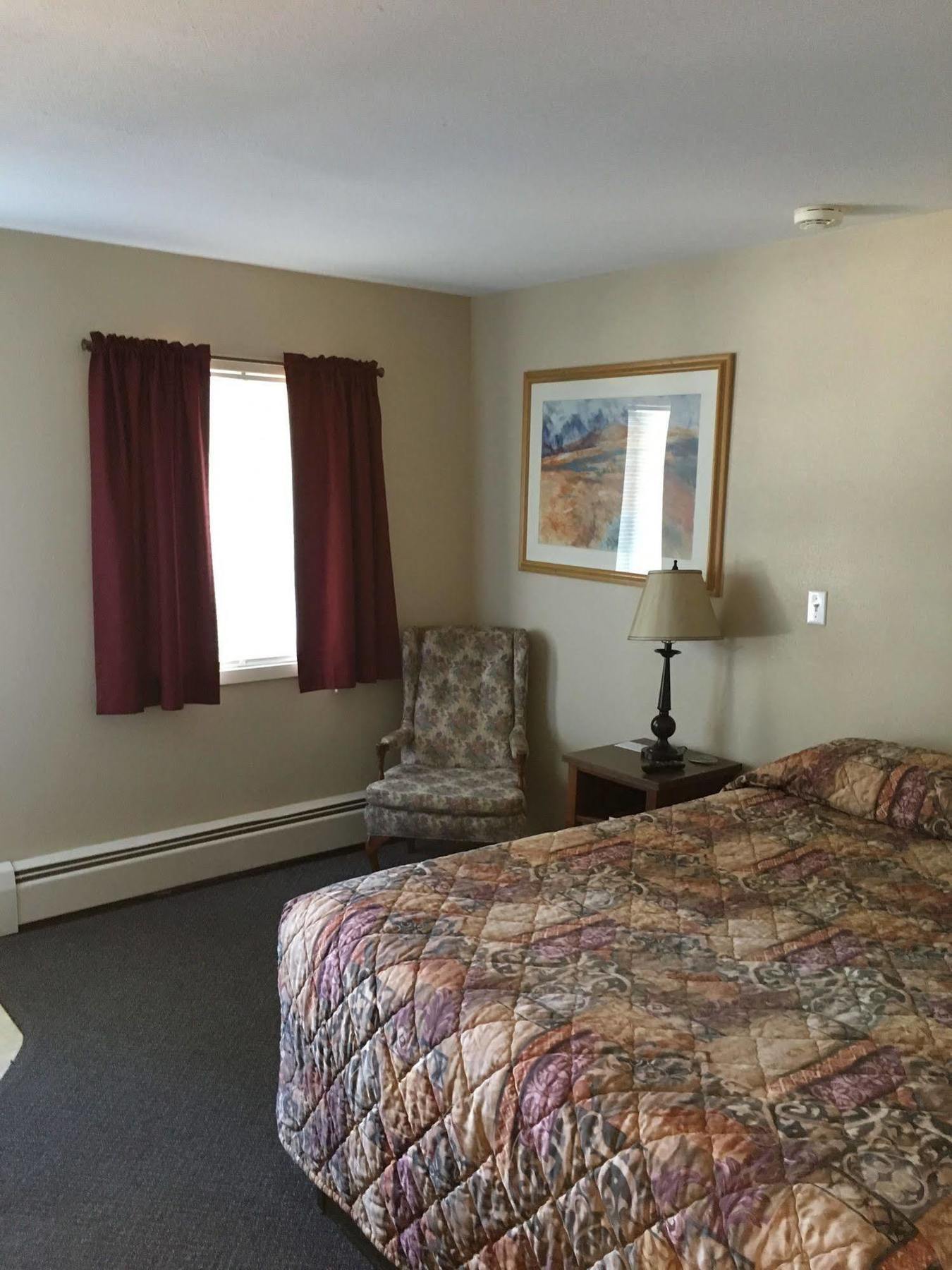Colonial Motel And Rv Park Mandan Exterior photo