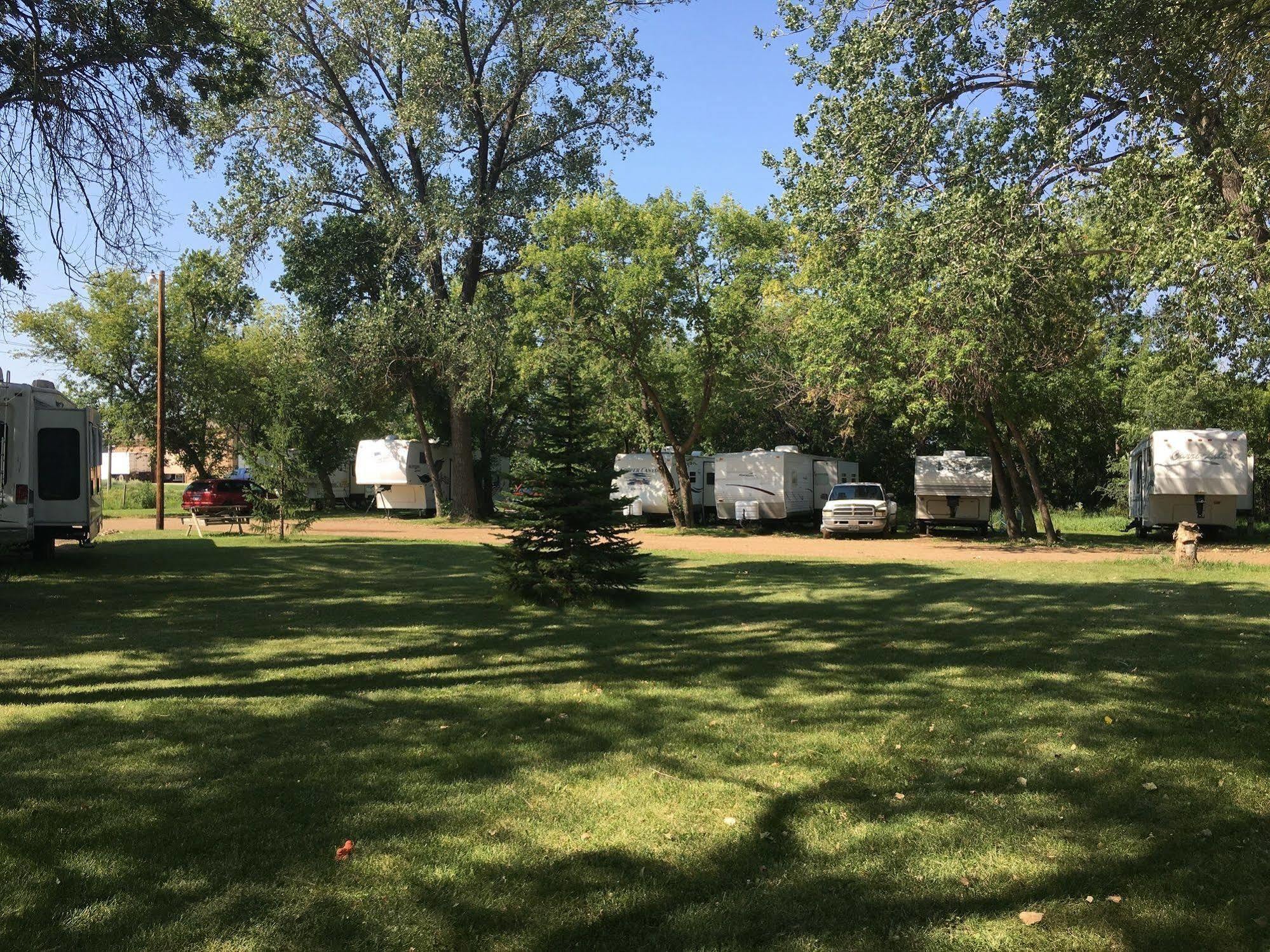 Colonial Motel And Rv Park Mandan Exterior photo